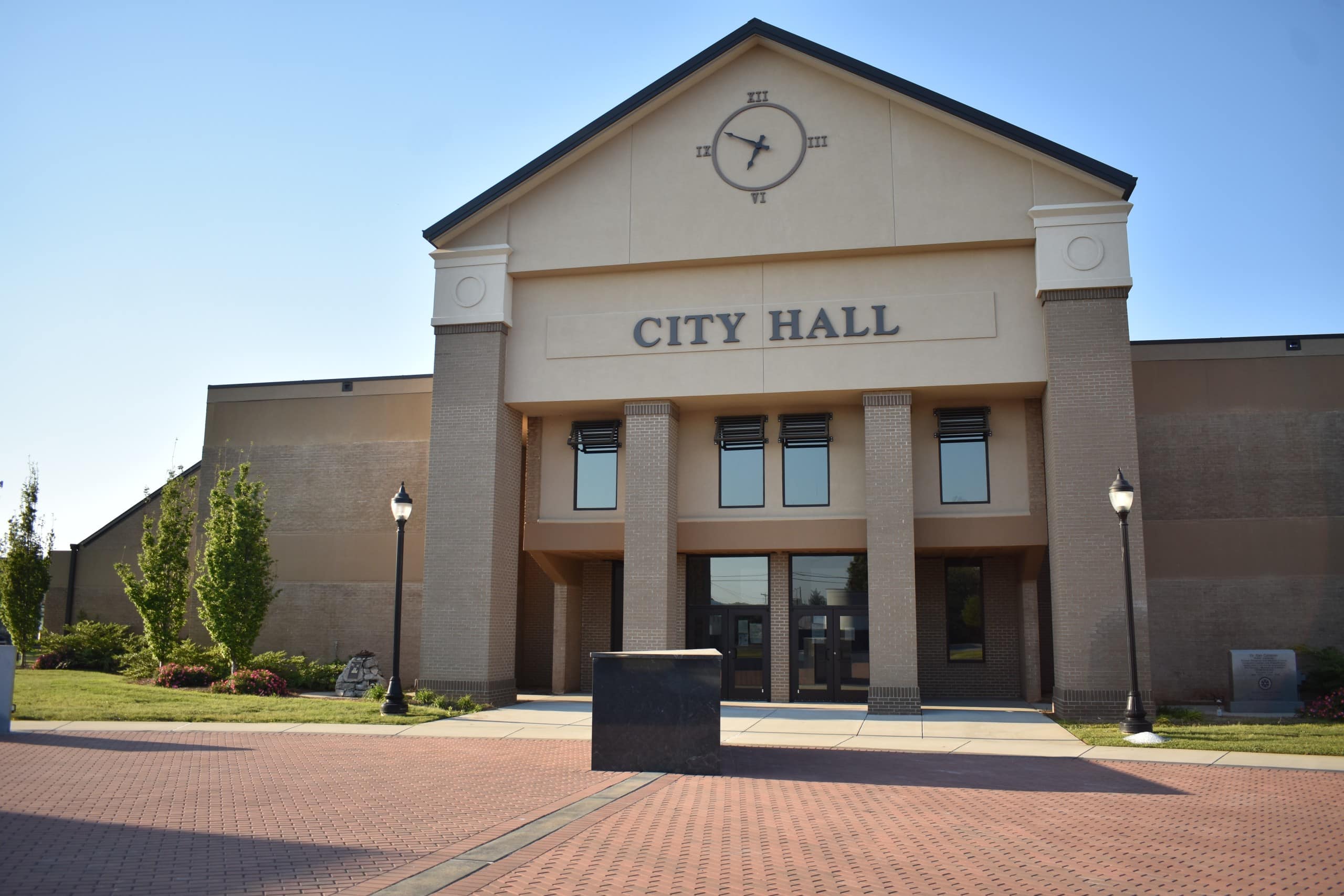 Photo of a building which is city hall.