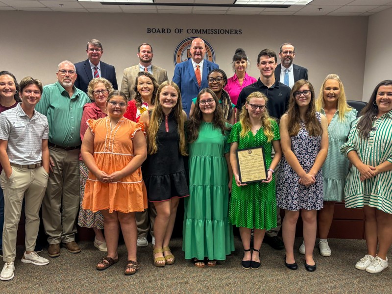Group of 4-H members and county commisisoners